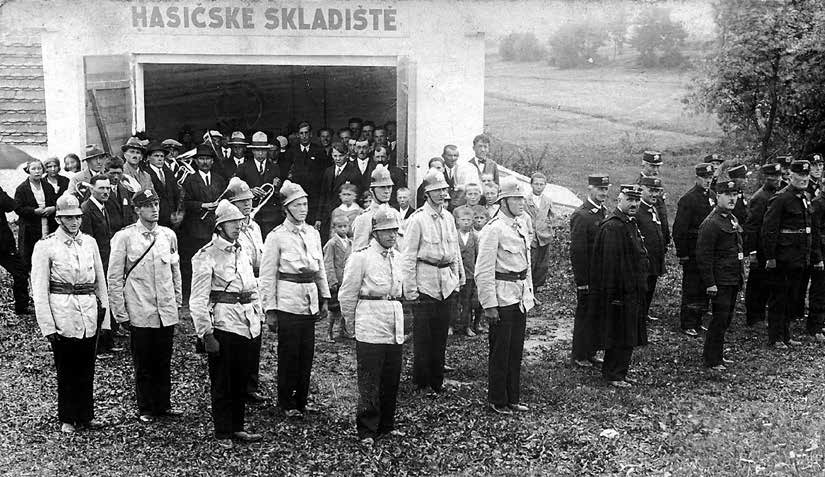 Fotografie ze slavnostního otevření hasičského skladiště na návsi v roce 1933. (archiv rodiny Broučků)